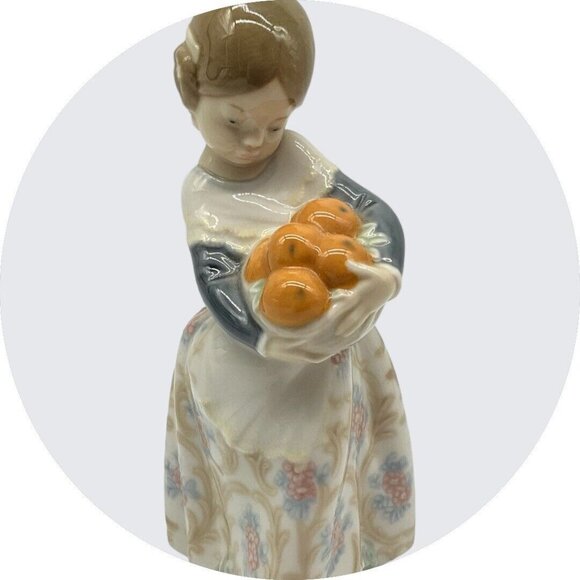Lladro "VALENCIAN GIRL HOLDING ORANGES" Retired Porcelain Figurine # 4841 Mint - Picture 4 of 16